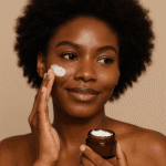 Zwarte vrouw met gezonde huid gebruikt natuurlijke skincare producten